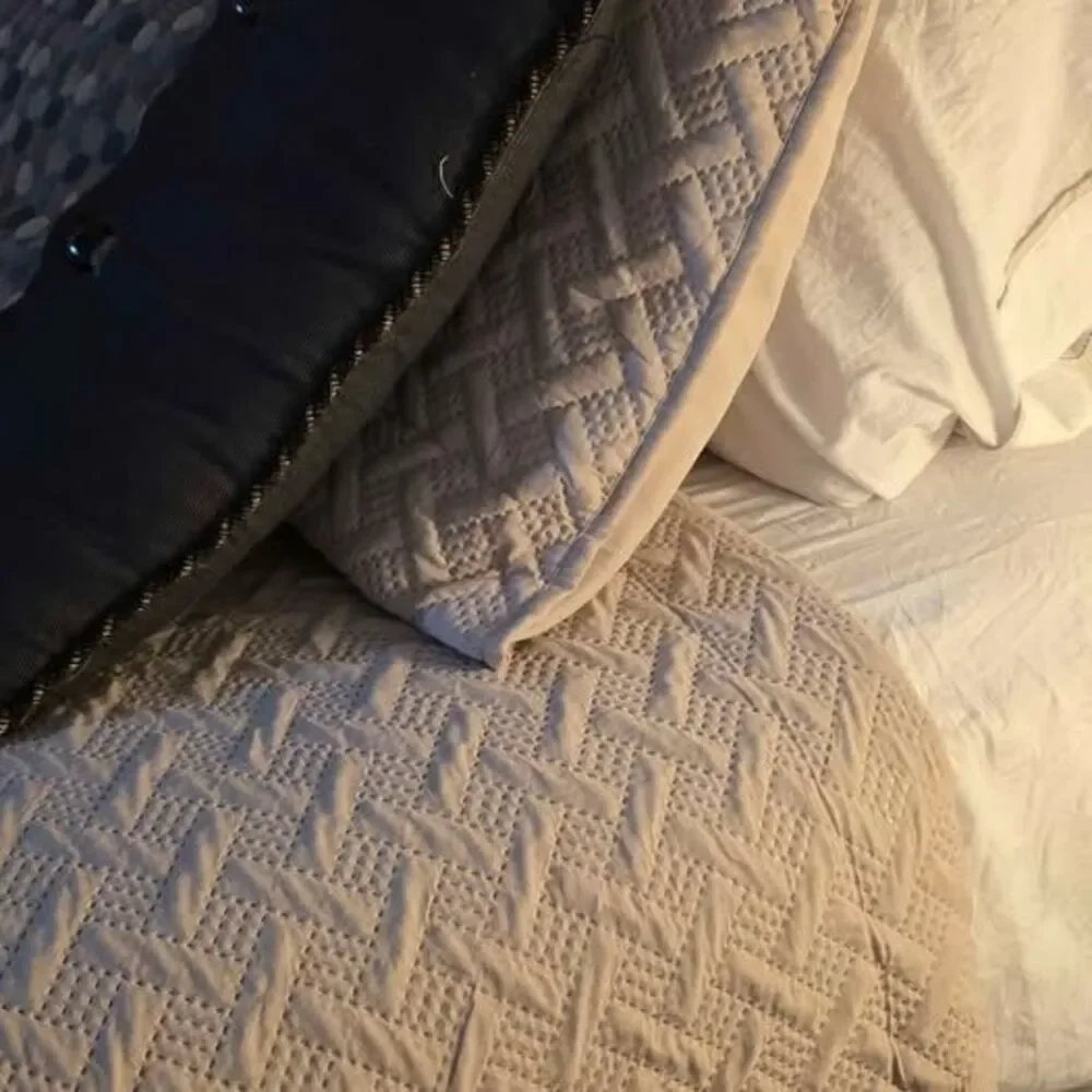 Queen Tan/ Taupe Waffle Style Comforter Set with Two Shams